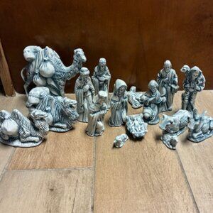 Vintage DLS Ceramic Blue and white 16 piece Nativity set